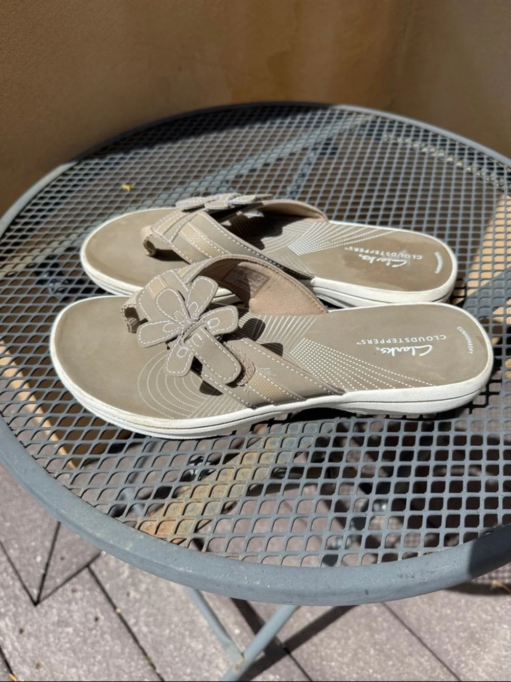 Clarks Cloudstepper Women's Taupe/Beige Flip Flop Sandals - Size 8 - Picture 3 of 9